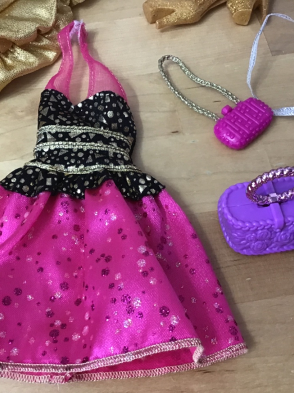 Barbie Fashionistas Raquelle Doll and Clothes - Picture 9 of 13